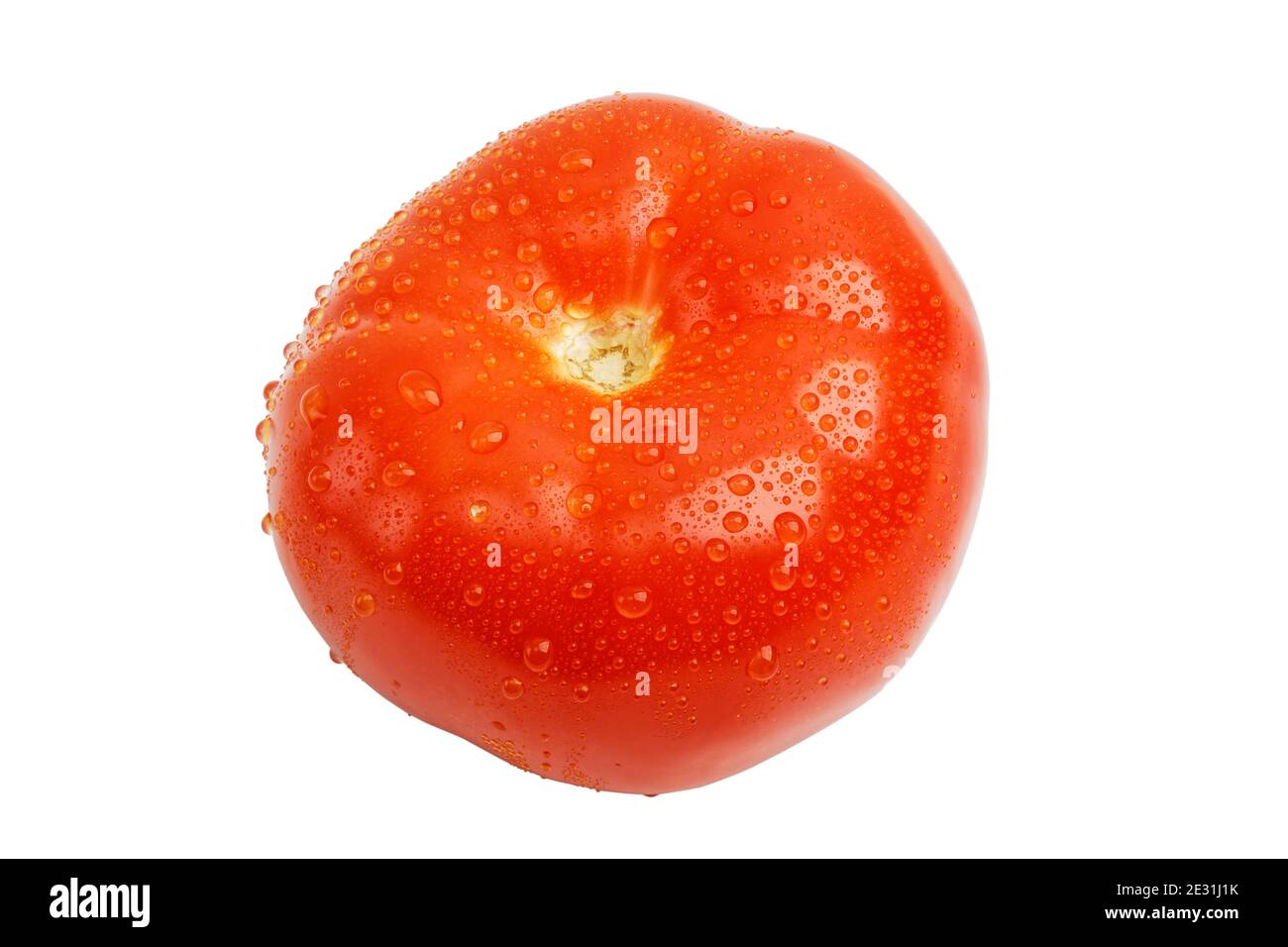 Gros plan sur les tomates rouges mûres humides avec des gouttelettes d'eau isolées dessus blanc Banque D'Images
