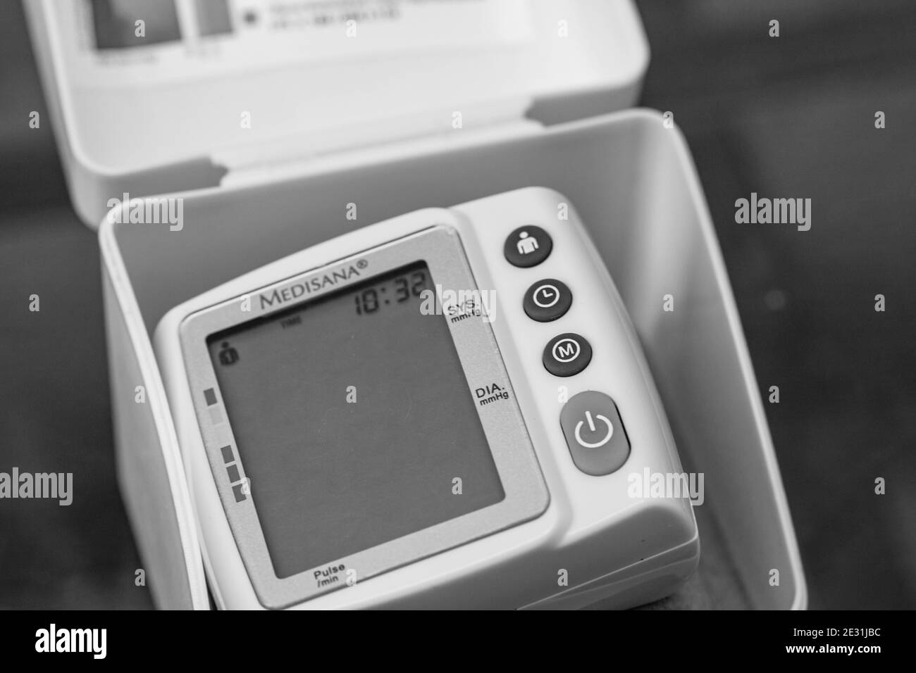 Gros plan, détail du tensiomètre isolé. Appareil de mesure numérique de la pression artérielle. Bucarest, Roumanie, 2020. Banque D'Images