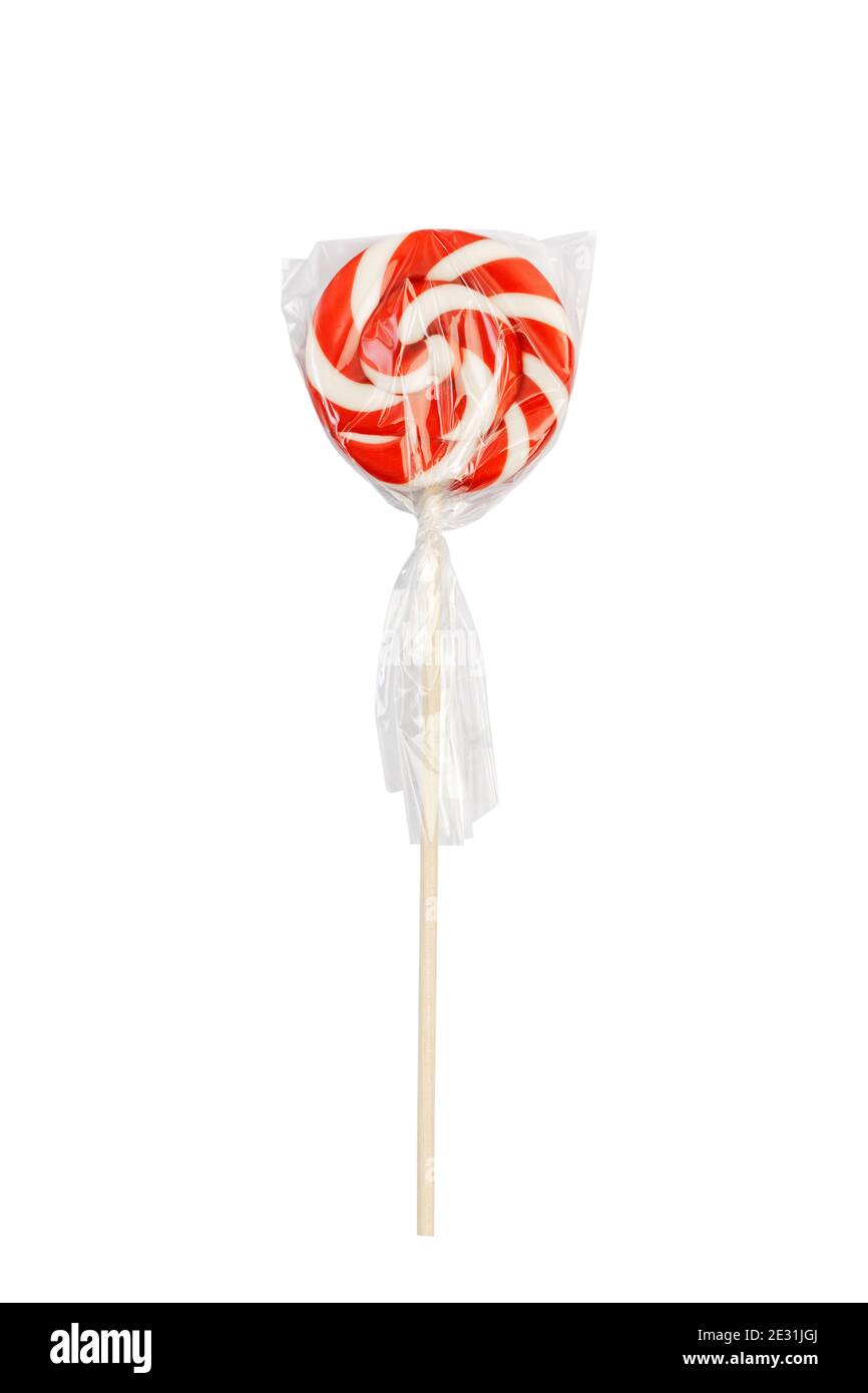 Lollipop caramel rouge et blanc torsadé dans une spirale enveloppée dans un enveloppement de cellophane transparent. Isolé sur blanc. Banque D'Images Lollipop caramel rouge et blanc torsadé dans une spirale enveloppée dans un enveloppement de cellophane transparent. Isolé sur blanc. Banque D'Images
