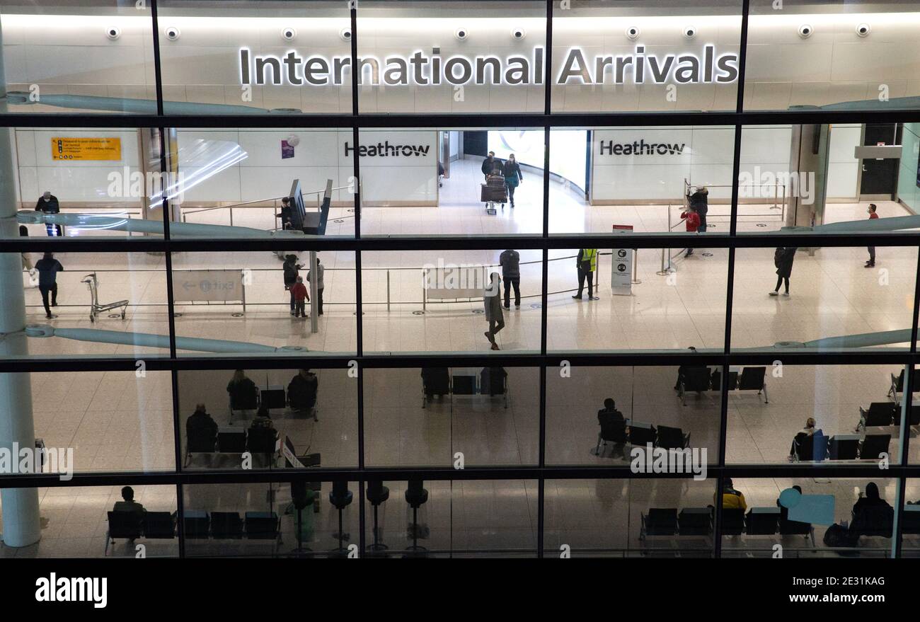 Londres, Royaume-Uni 16 janvier 2021 arrivées internationales au terminal 2 de Heathrow. Tous les couloirs de voyage fermera à partir de 04 h 00 GMT le lundi 18 janvier. Après cela, les arrivées au Royaume-Uni devront être mises en quarantaine jusqu'à 10 jours, à moins qu'elles ne soient négatives après cinq jours. Le Gouvernement a annoncé une interdiction de voyager du Brésil et d'autres pays d'Amérique du Sud suite à la préoccupation d'une nouvelle variante du coronavirus. Tous les arrivées internationales, y compris les ressortissants britanniques, devront présenter un test négatif de Covid-19 avant de monter à bord d'un avion, d'un train ou d'un bateau à destination du Royaume-Uni, jusqu'à 72 heures avant le début de leur voyage. Banque D'Images