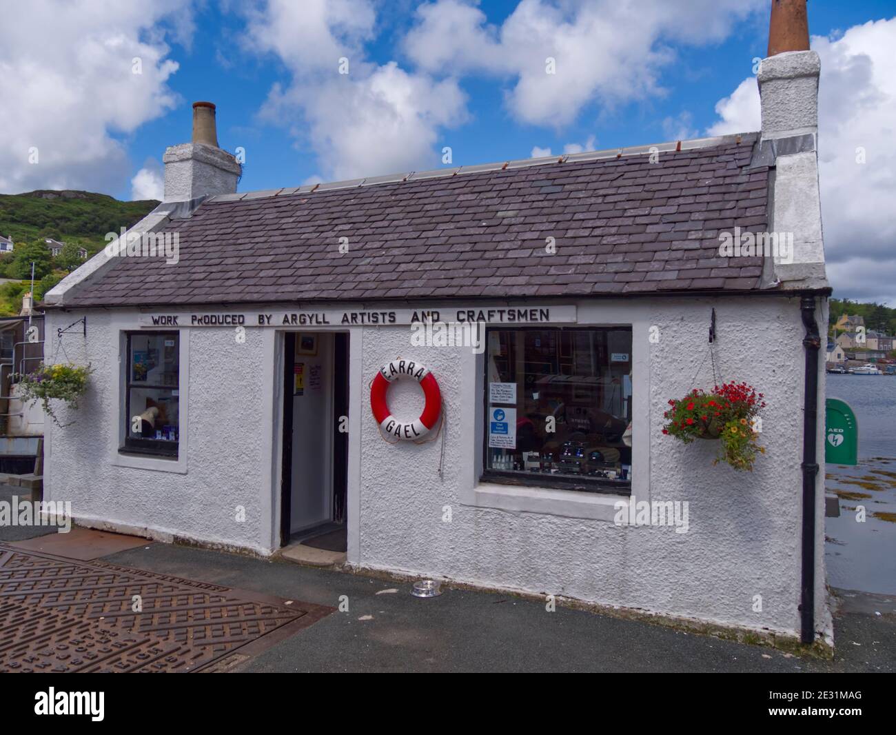 L'ancien bureau de Weighbridge est maintenant une galerie d'art et d'artisanat produit par des artistes et artisans locaux, Tarbert, Loch Fyne, Argyll, Écosse Banque D'Images