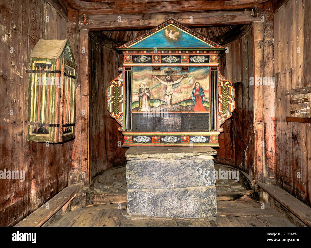 BORGUND, NORVÈGE - 1er SEPTEMBRE 2020 : autel dans l'église de Borgund Stave Banque D'Images