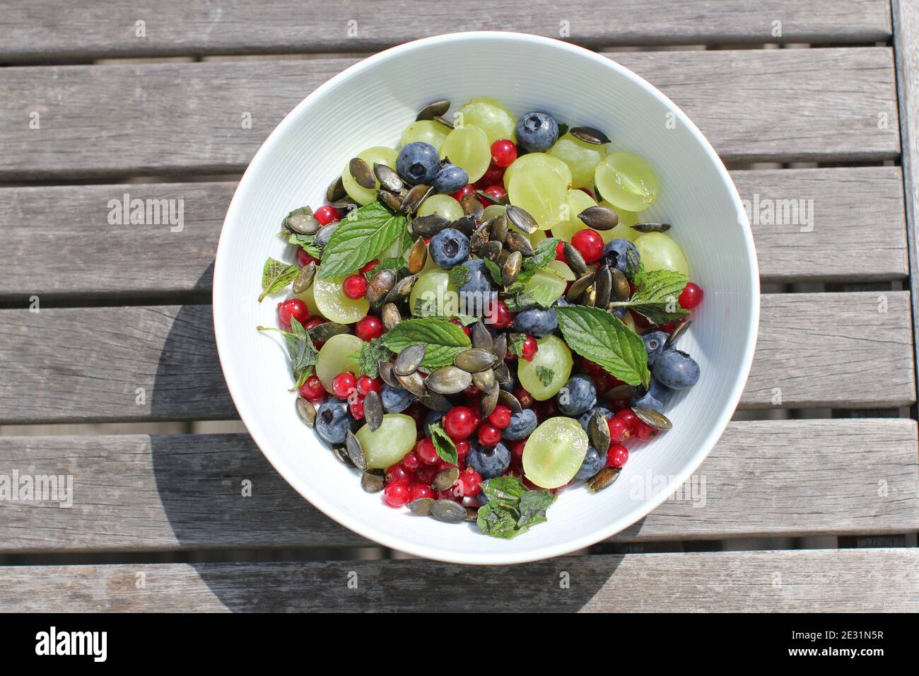 salade de fruits avec raisins et bleuets sur une table en bois Banque D'Images