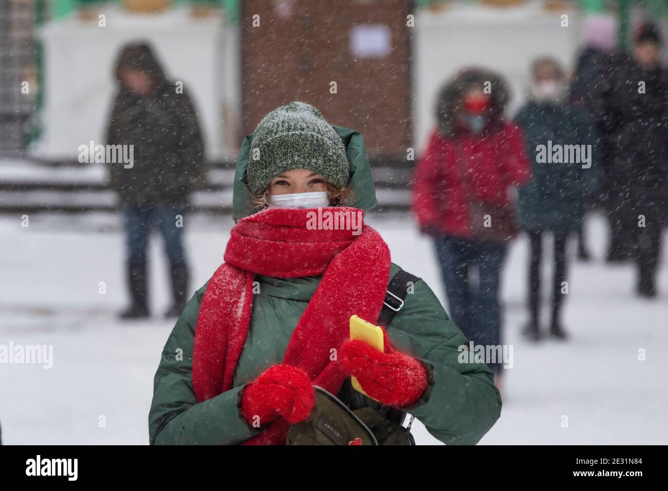 Moscou, Russie. 16 janvier, 2021 personnes marchent sur la place Manezhnaya pendant la chute de température à -15°C (5°F) et la chute de neige à Moscou, Russie Banque D'Images