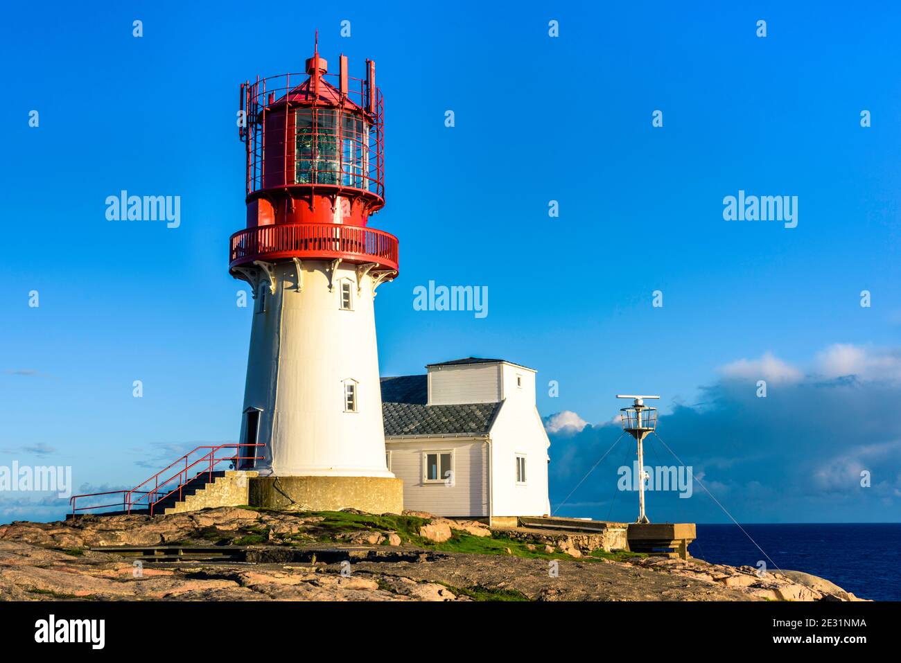 Phare de Lindesness - Lindesness FYR un jour ensoleillé, Hollen, Norvège Banque D'Images