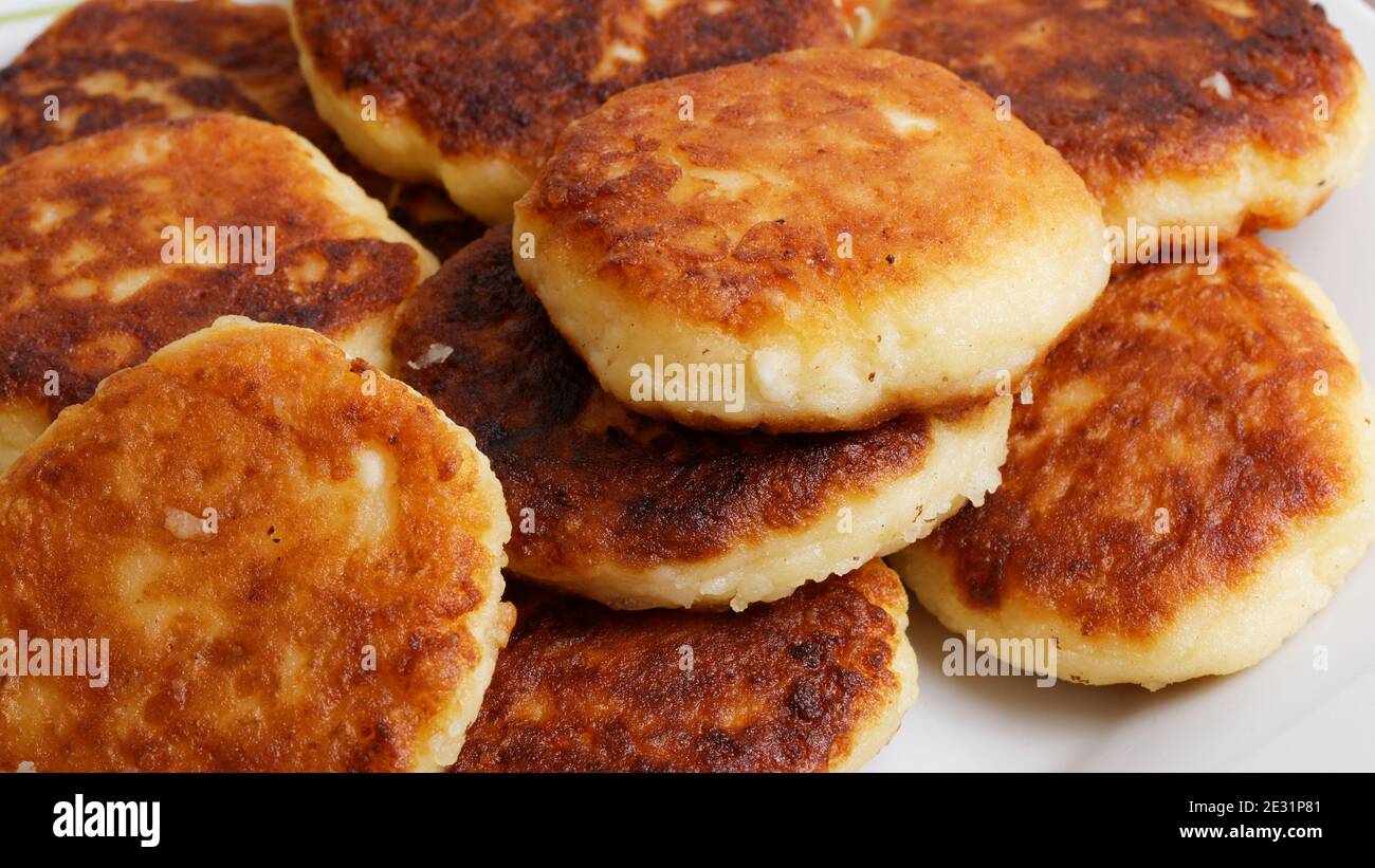 Gros plan crêpes maison au fromage cottage sur une assiette blanche Banque D'Images