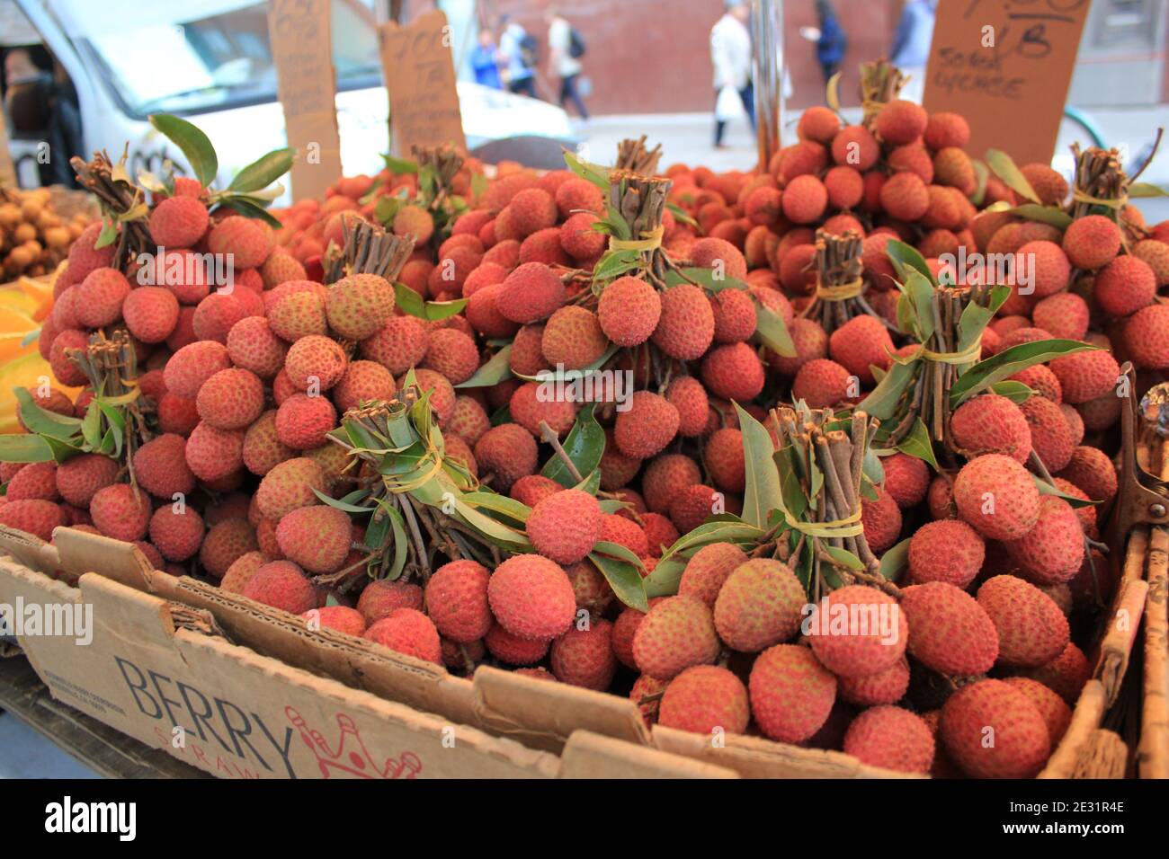 une quantité de lychee sur un marché à new york ville Banque D'Images