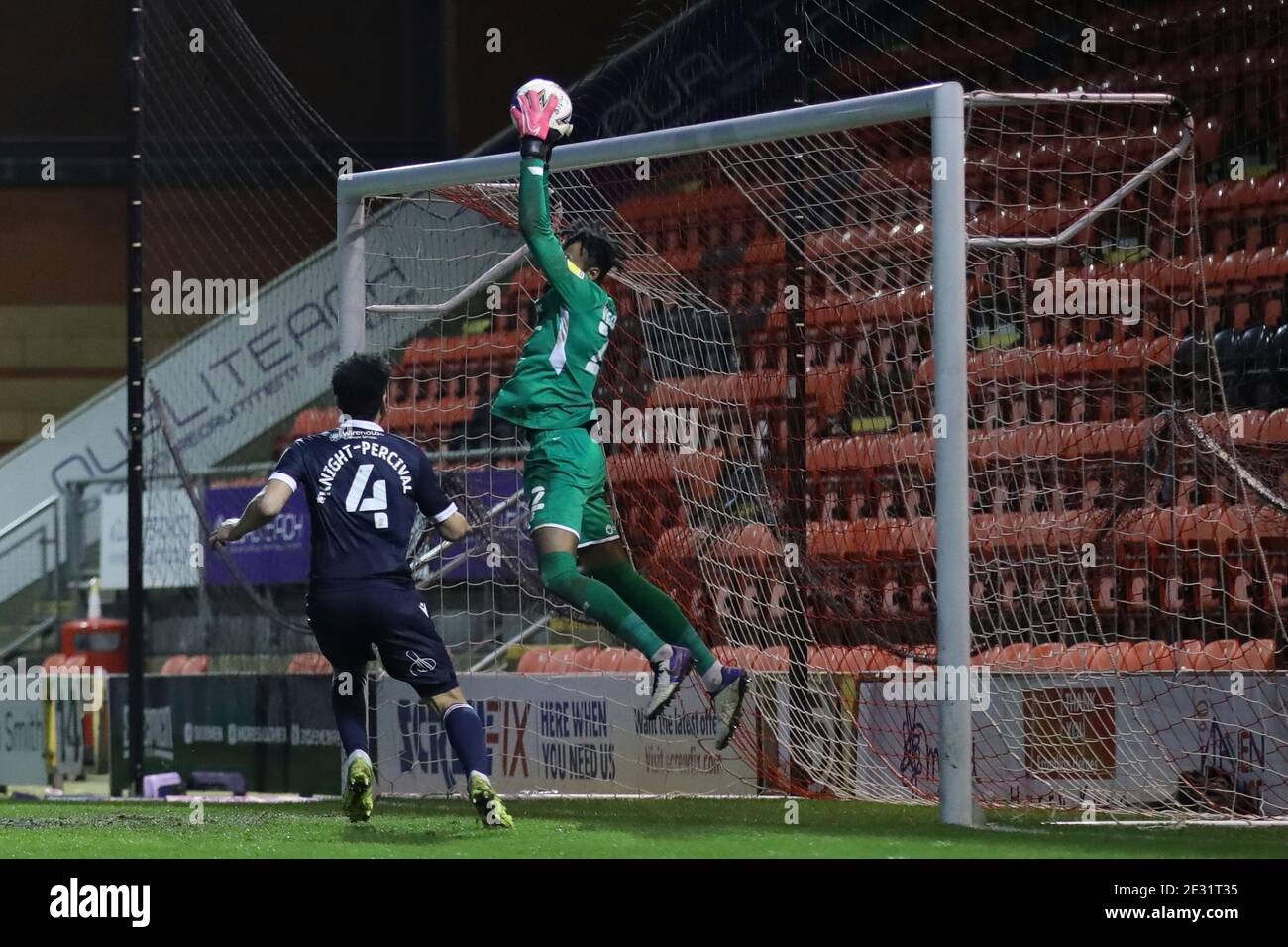 Londres, Royaume-Uni. 16 janvier 2021. Nathaniel Knight-Percival de Morecambe exerce une pression sur Lawrence Vigoroux de Leyton Orient alors qu'il revendique le ballon lors du match Sky Bet League 2 au Breyer Group Stadium, Londres photo de Ben Peters/Focus Images/Sipa USA 16/01/2021 crédit: SIPA USA/Alay Live News Banque D'Images