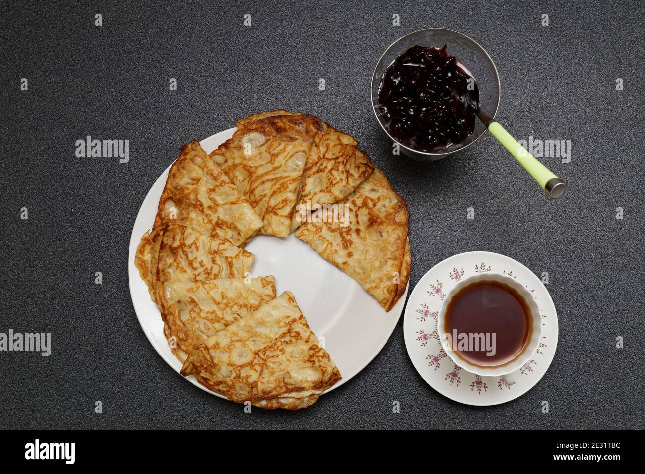 Une pile de crêpes sur une assiette. Cuisine traditionnelle russe pour les vacances (maslenitsa). Banque D'Images