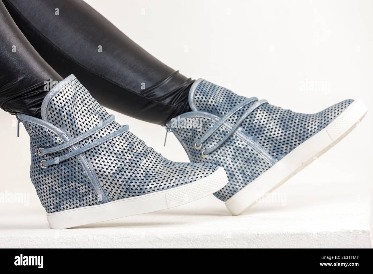 chaussures montantes bleu printemps pour femme Photo Stock - Alamy