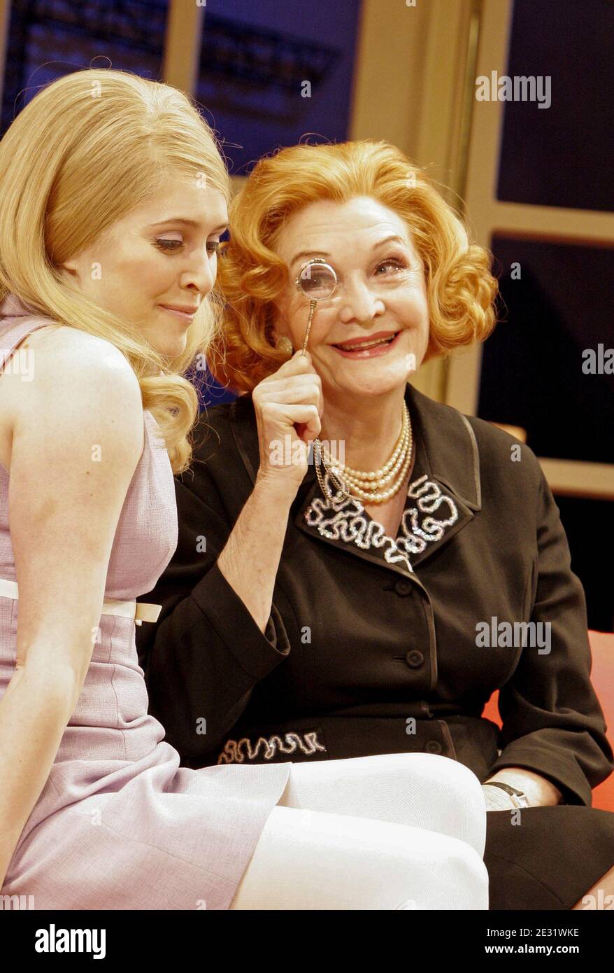 l-r: Madeleine Worrall (Shirley), Sheila Hancock (maman) à l'ANNIVERSAIRE par Bill MacIlwraith au Garrick Theatre, Londres WC2 27/01/2005 un Liverpool Everyman conception de production: Robin Don éclairage: David W Kidd réalisateur: Denis Lawson Banque D'Images