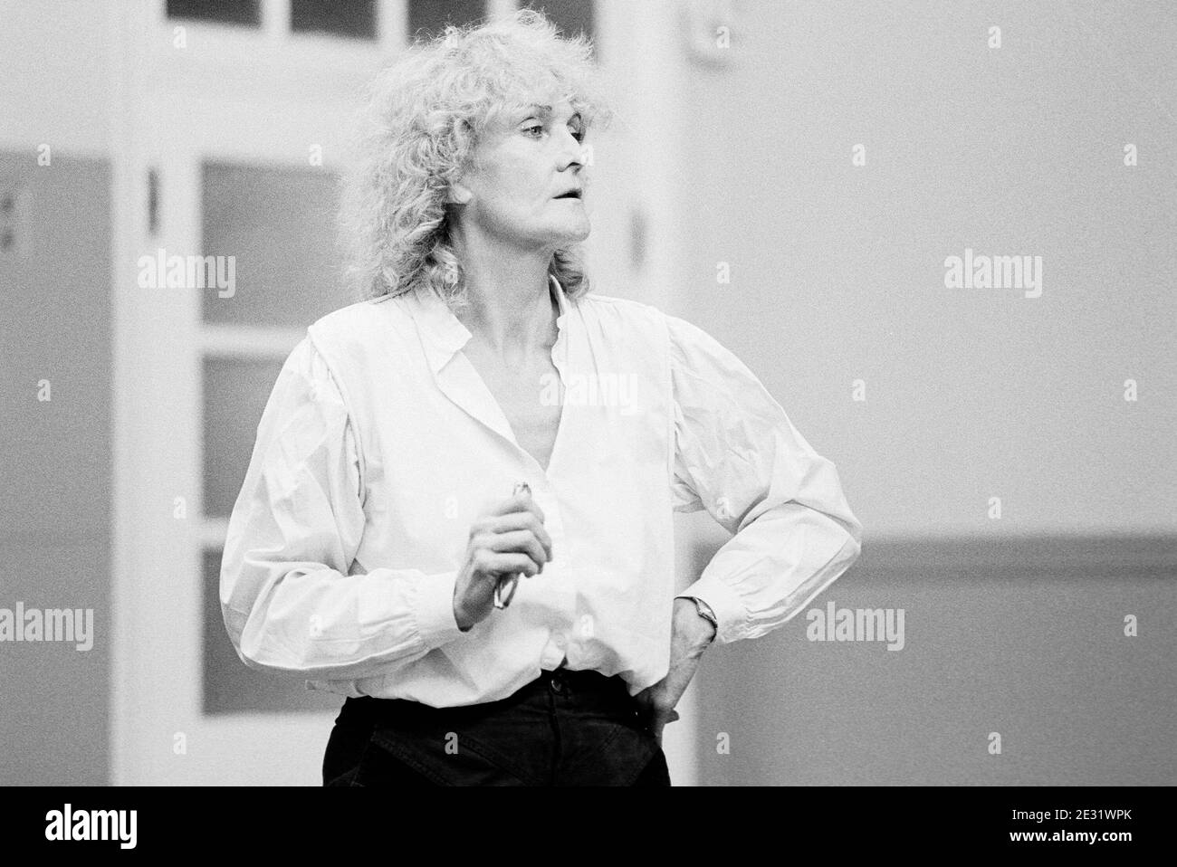 Sheila Hancock dirige une répétition de ROMÉO ET JULIETTE Pour la tournée régionale de la Royal Shakespeare Company (RSC) en 1983 Banque D'Images