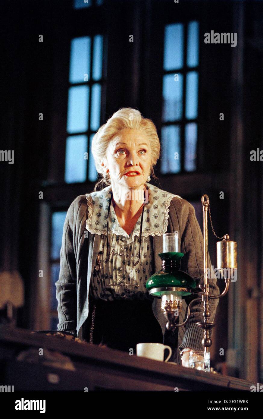Sheila Hancock (Vassa) à VASSA par Maxim Gorky au théâtre Albery, Londres WC2 20/01/1999 une production Almeida Theatre Company adaptée et réalisée par Howard Davies design: Robert Howell éclairage: Mark Henderson Banque D'Images