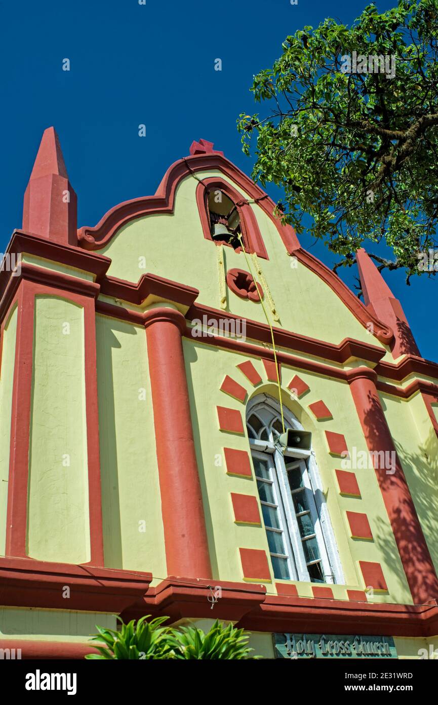 14-05-2009 Église Sainte CROIX peinte de couleurs vives construite en 1831 à une station de colline, Mahabaleshwar, district de Satara Maharashtra, Inde Banque D'Images