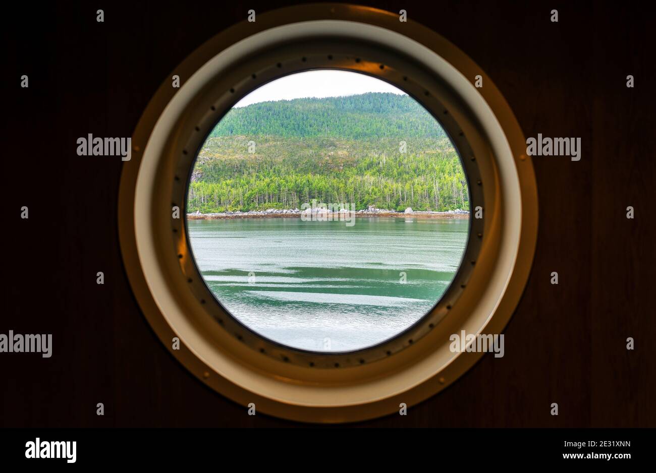 Vue sur la fenêtre du hublot le long de la croisière du passage intérieur, île de Vancouver, Colombie-Britannique, Canada. Mise au point sur le paysage. Banque D'Images