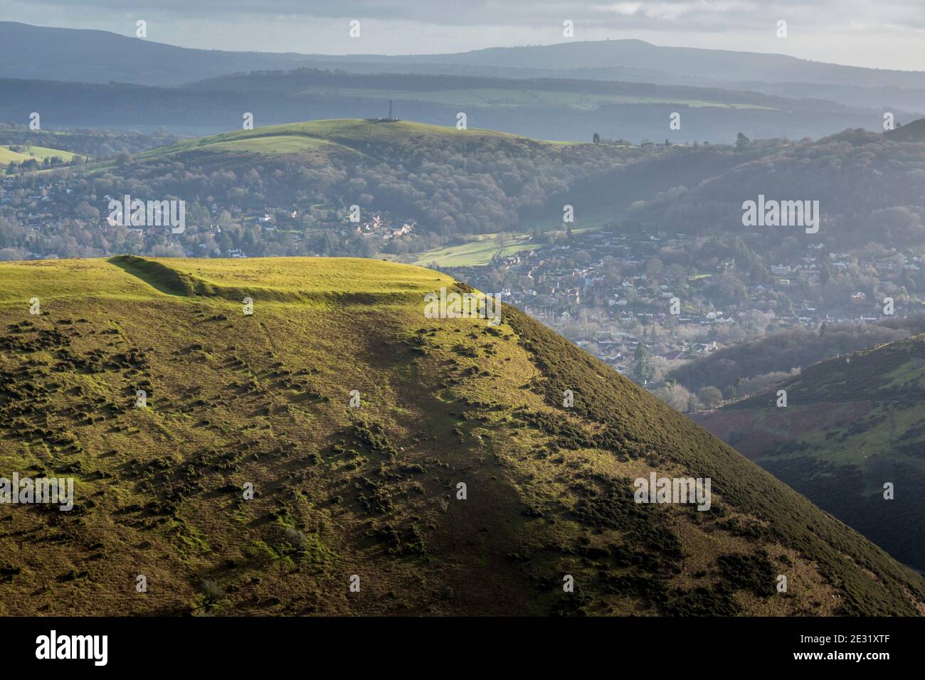 Bodbury Ring Iron Age Hill fort on the long Mynd, Shropshire, Angleterre. La ville de Church Stretton derrière. Carding Mill Valley en dessous à droite. Banque D'Images