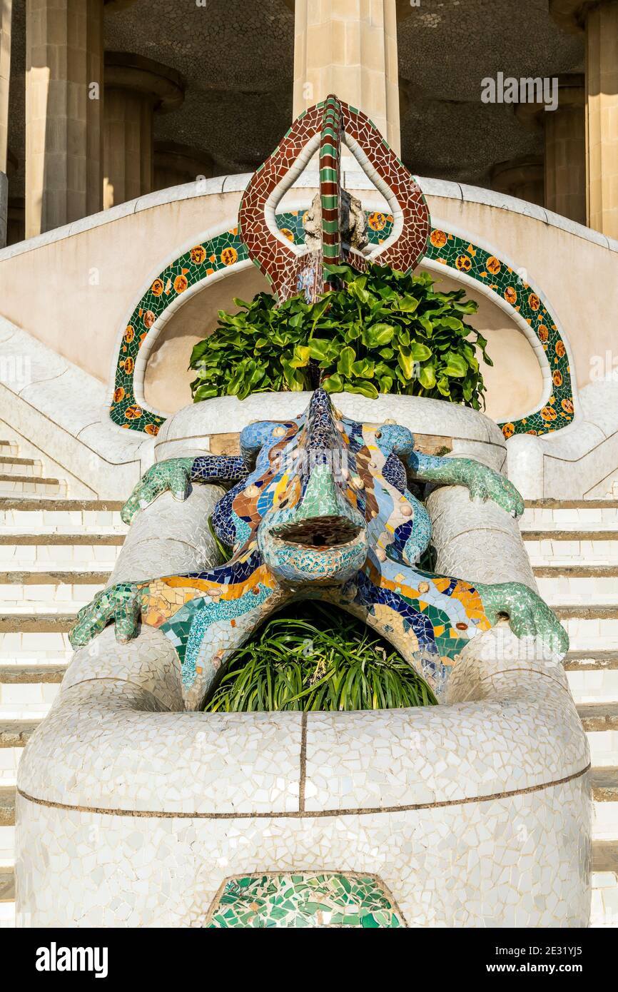 Salamandre en mosaïque multicolore de Gaudi, Park Guell, Barcelone, Catalogne, Espagne Banque D'Images