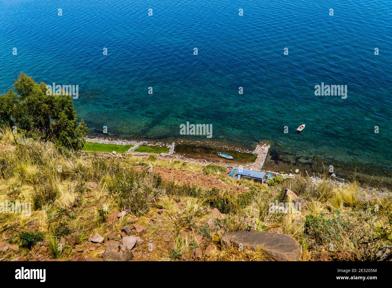 Bateaux de pêche au large de la côte d'Isla Taquile Banque D'Images