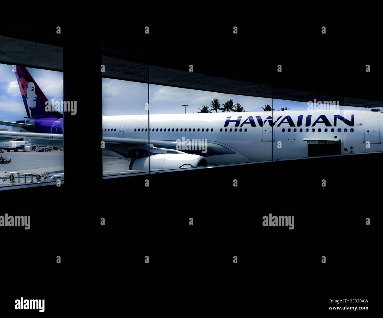 Aéroport international d'Honolulu, , Oahu, Hawaii, États-Unis - 29 septembre 2015 : vue de l'avion Hawaiian Airlines vu par les fenêtres dans le departur Banque D'Images