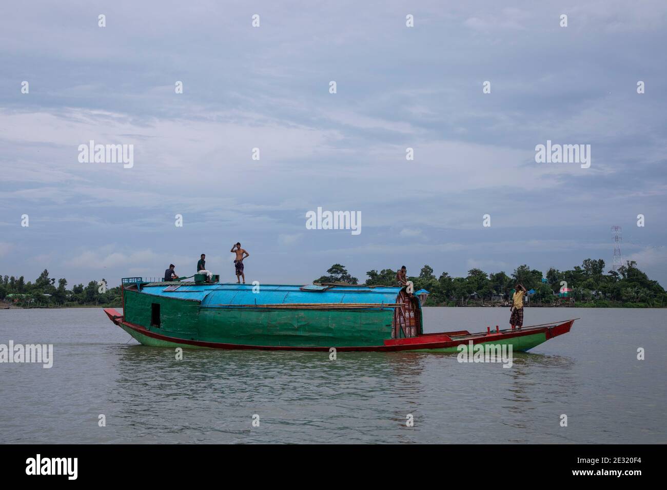 Un bateau à moteur transporte des marchandises sur la rivière meghna, au Bangladesh. Banque D'Images