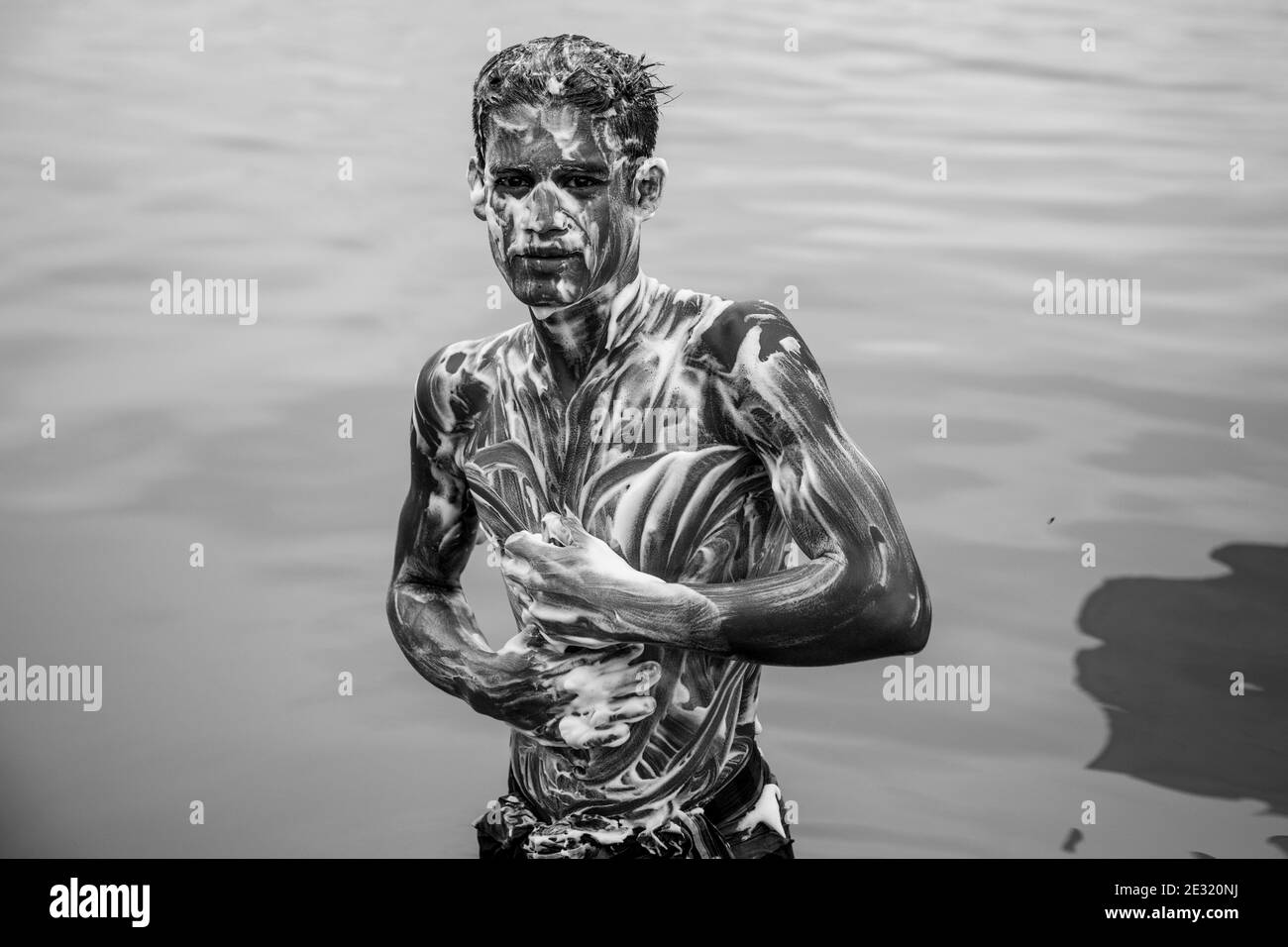 Un homme prenant un bain dans la rivière meghna à Achuganj, Brahmanbaria, Bangladesh. Banque D'Images
