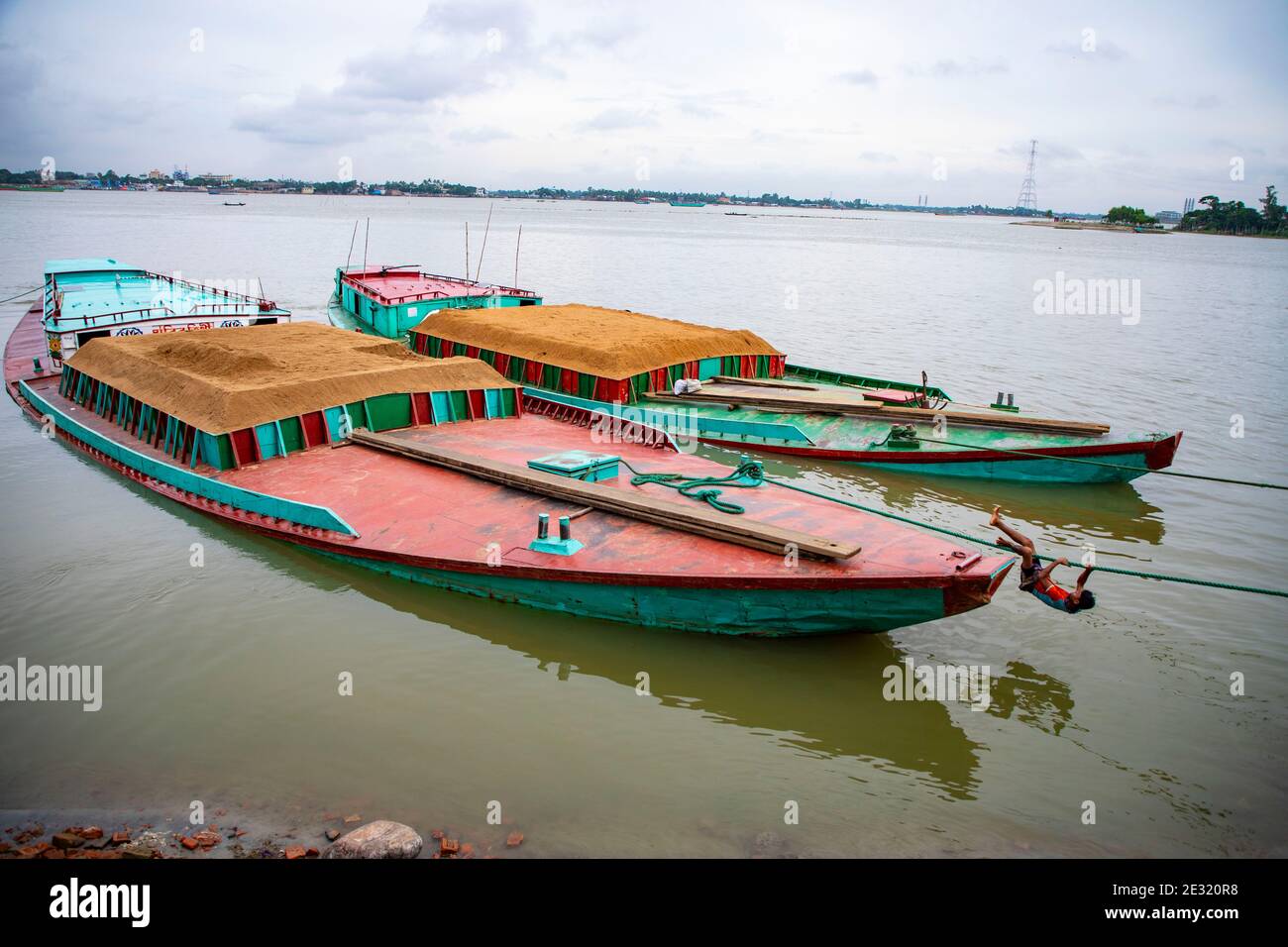 Navires de traversée chargés de sable ancrés sur la rive de la rivière Meghna à Achuganj, Brahmanbaria, Bangladesh. Banque D'Images