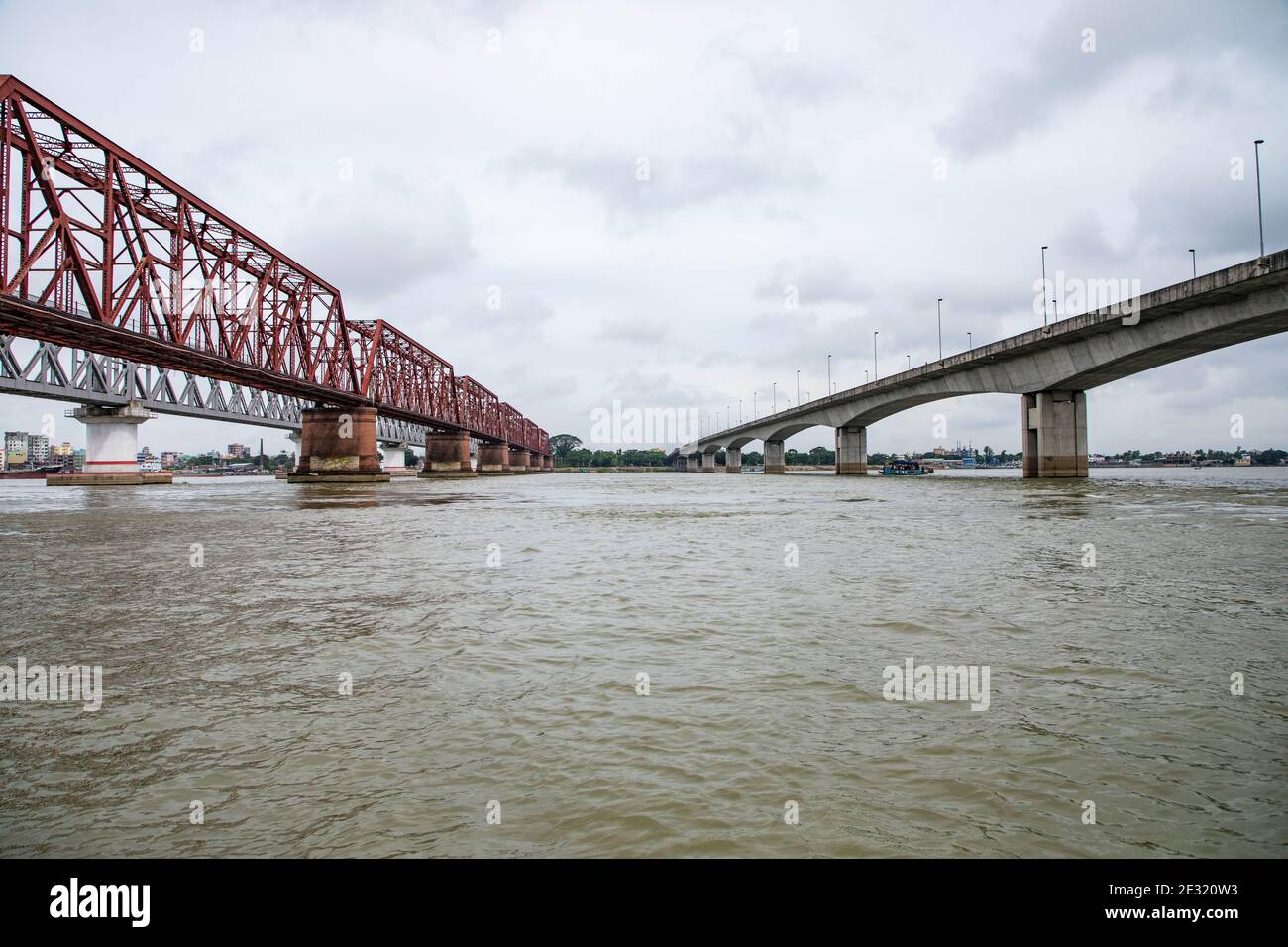 Pont Syed Nazrul Islam et ponts de chemin de fer Bhairab au-dessus de la rivière Meghna, Bangladesh. Banque D'Images