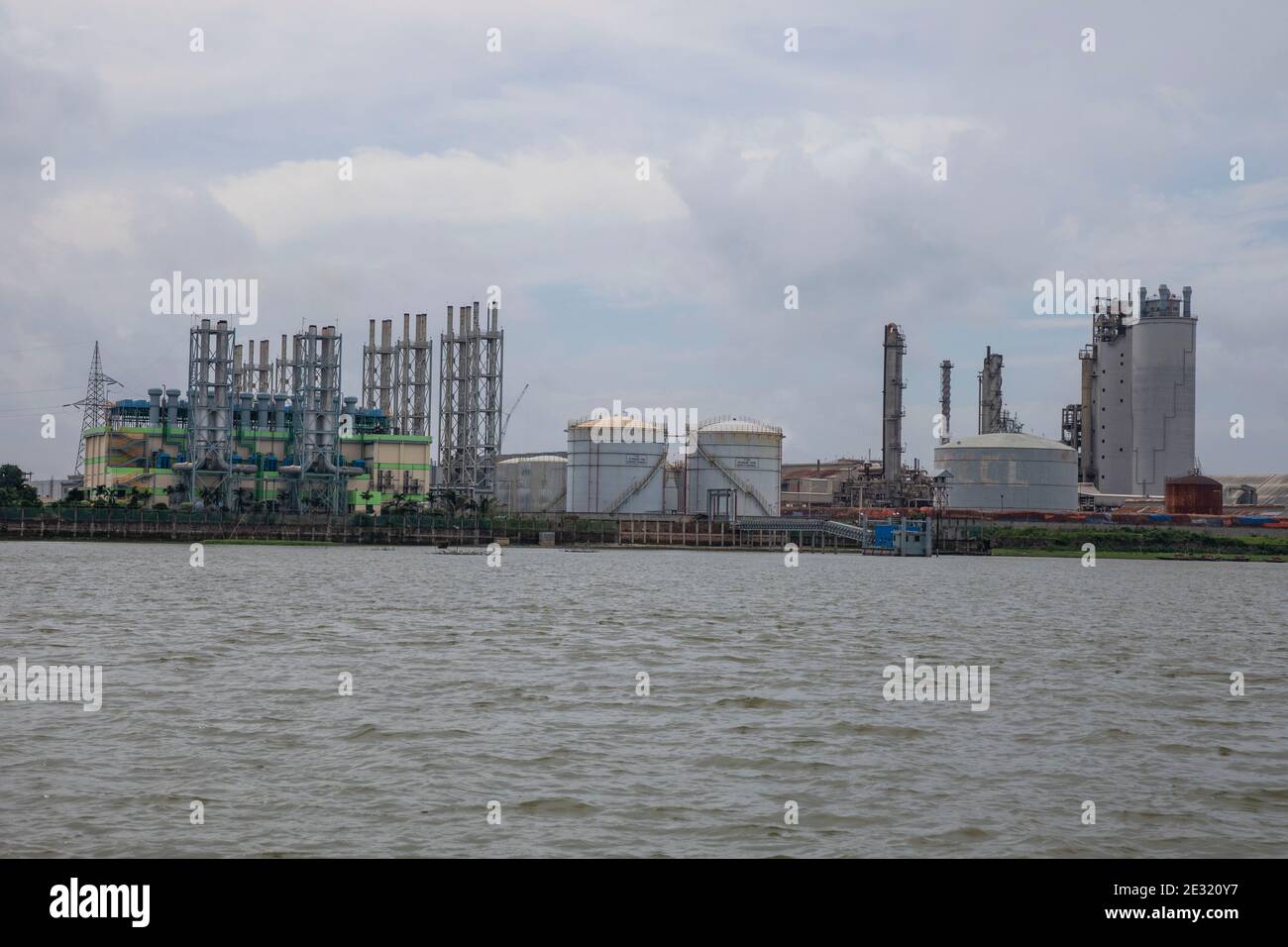 Une centrale électrique sur la rive de la rivière Meghna à Achuganj, Brahmanbaria, Bangladesh. Banque D'Images