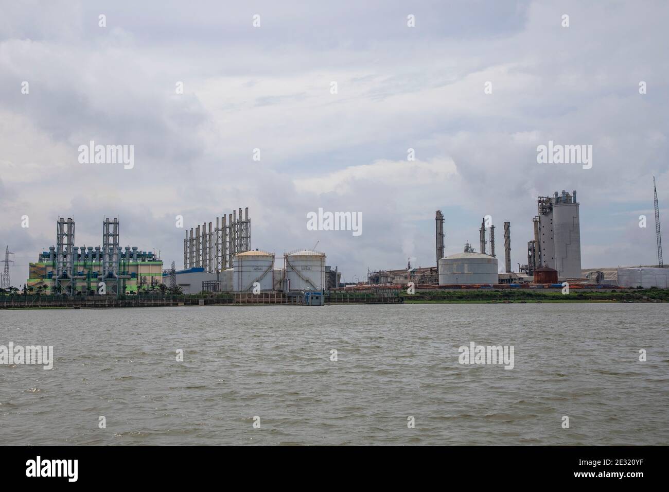 Une centrale électrique sur la rive de la rivière Meghna à Achuganj, Brahmanbaria, Bangladesh. Banque D'Images