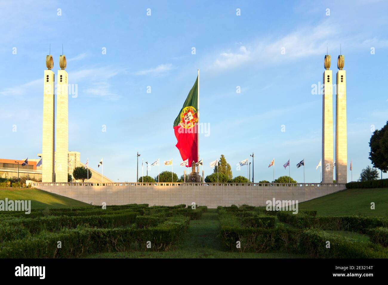 Le 25 avril monument dans le parc Eduardo VII avec le drapeau portugais volant au milieu. Lisbonne, Portugal. Banque D'Images