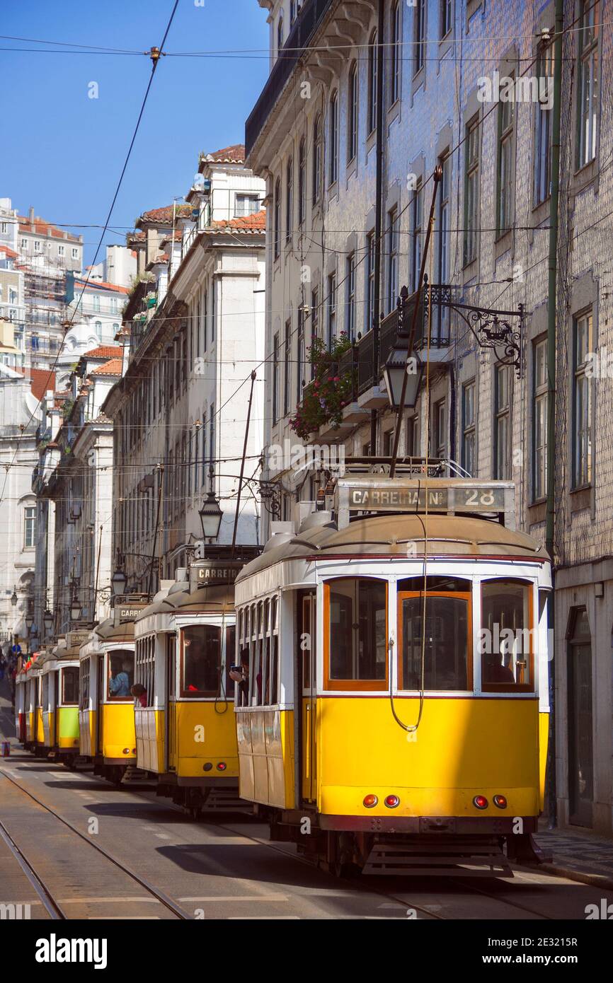 De nombreux tramways jaunes stationnés dans l'une des rues principales de la ville de Lisbonne. Portugal. Banque D'Images