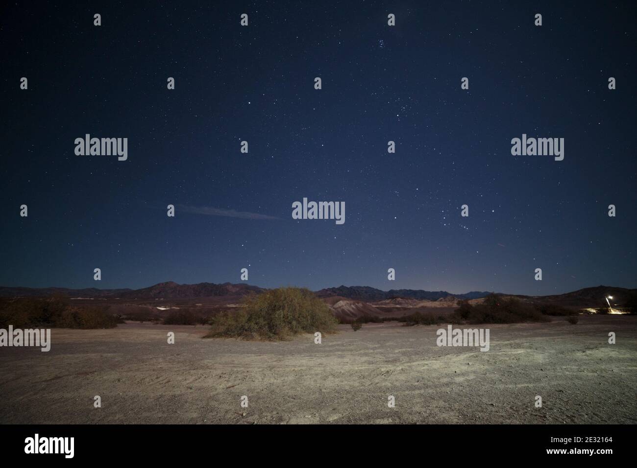 Death Valley, Californie, États-Unis - 17 décembre 2018 : ciel nocturne, étoiles et environs au terrain de camping de Furnace Creek. Banque D'Images