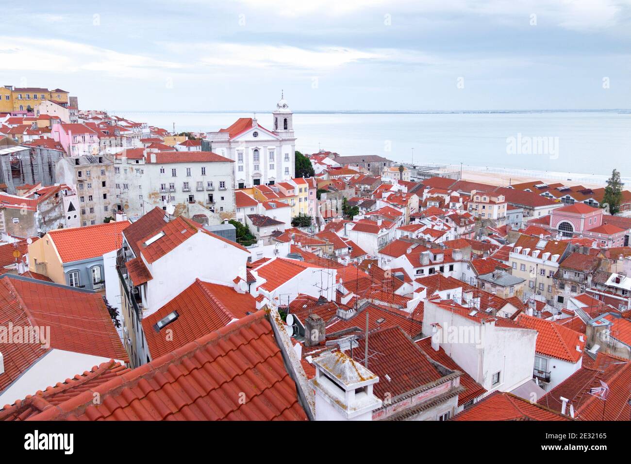 Vue sur les toits du quartier d'Alfama dans la ville de Lisbonne, Portugal. Espace pour le texte. Banque D'Images