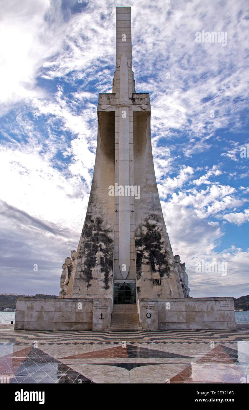 Vue de face du Monument aux découvertes situé dans le quartier de Belem, Lisbonne. Portugal. Banque D'Images