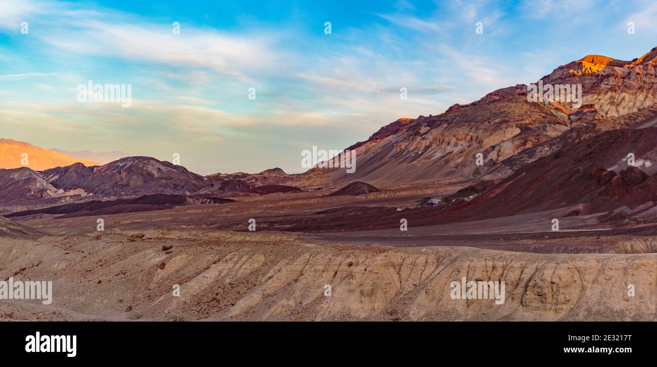 Death Valley, Californie, États-Unis - 17 décembre 2018 : lever du soleil à la formation rocheuse Artists Palette. Des couleurs vives et des formations minérales audacieuses créent le Banque D'Images