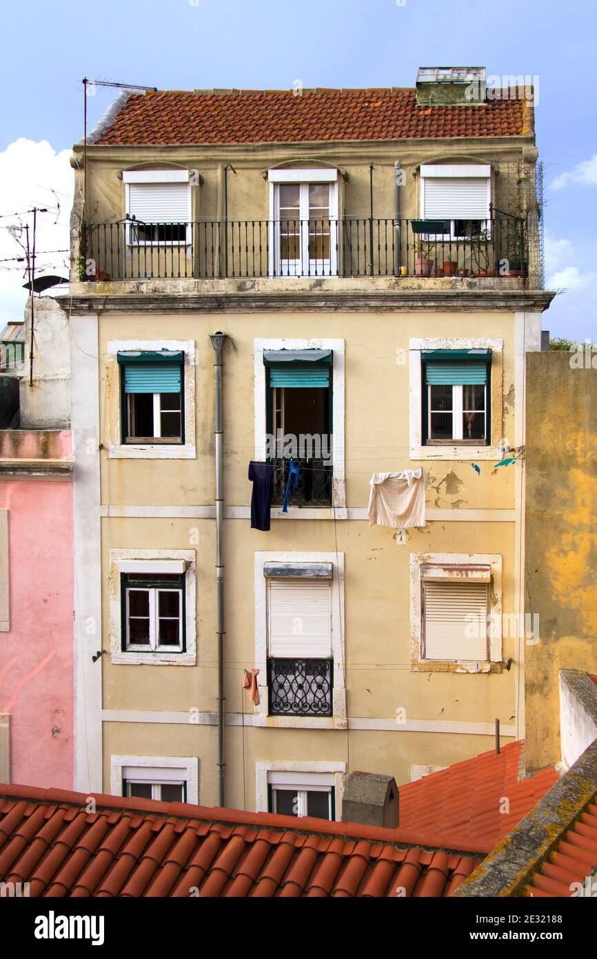 Vue sur un bâtiment de vieilles maisons colorées dans un quartier typique de Lisbonne, Portugal. Banque D'Images