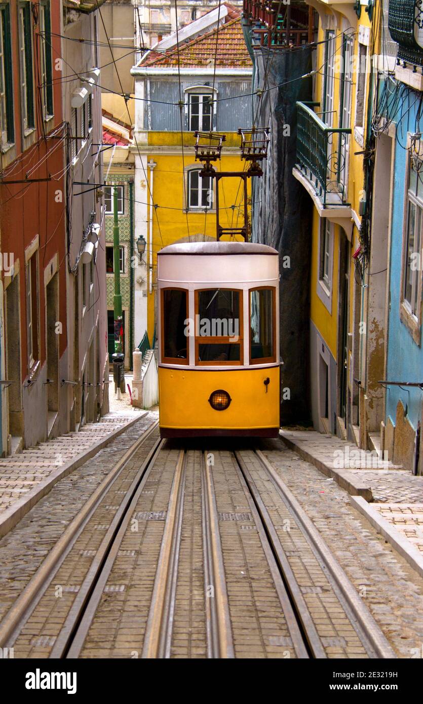 Vue verticale du funiculaire de Bica (Elevador da Bica), Lisbonne, Portugal. Espace pour le texte. Banque D'Images