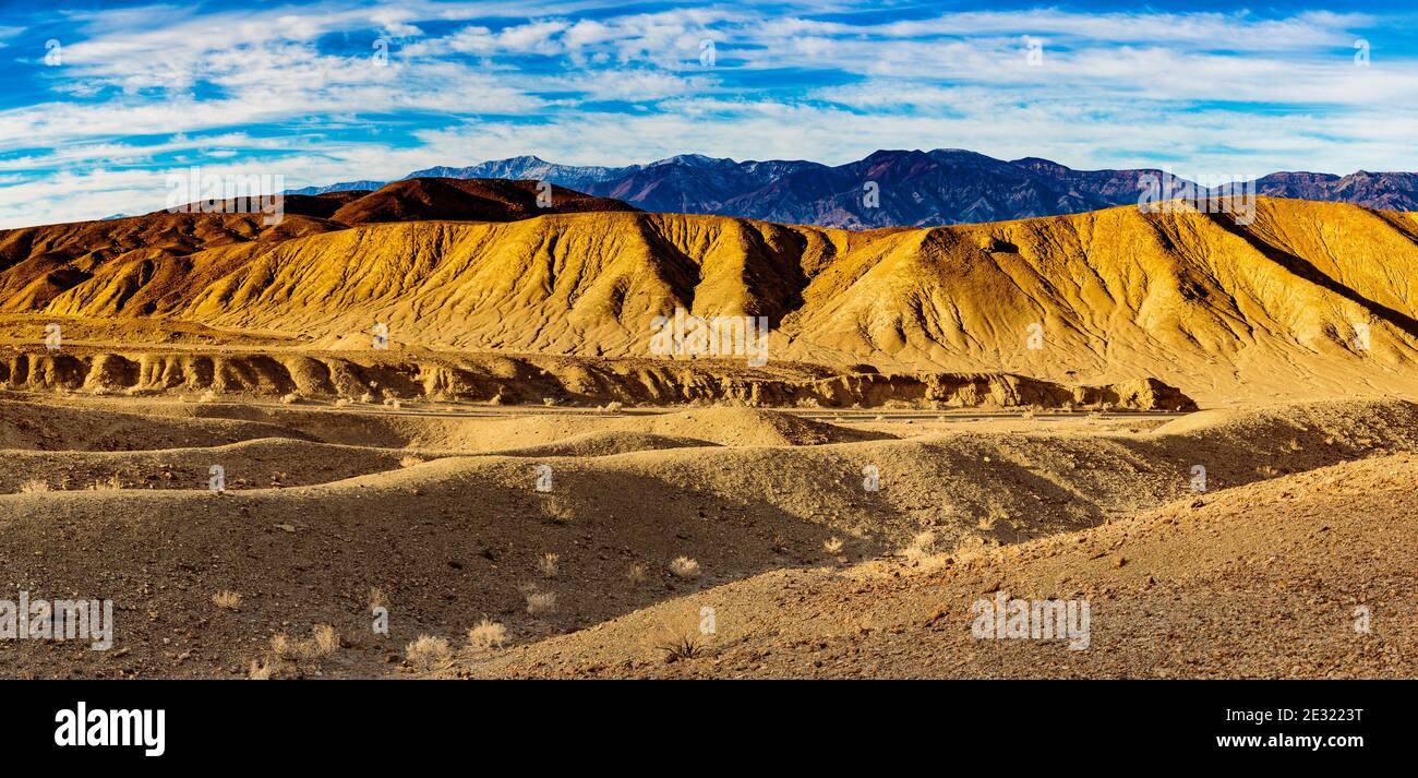 Death Valley, Californie, États-Unis - 17 décembre 2018 : lever du soleil à la formation rocheuse Artists Palette. Des couleurs vives et des formations minérales audacieuses créent le Banque D'Images