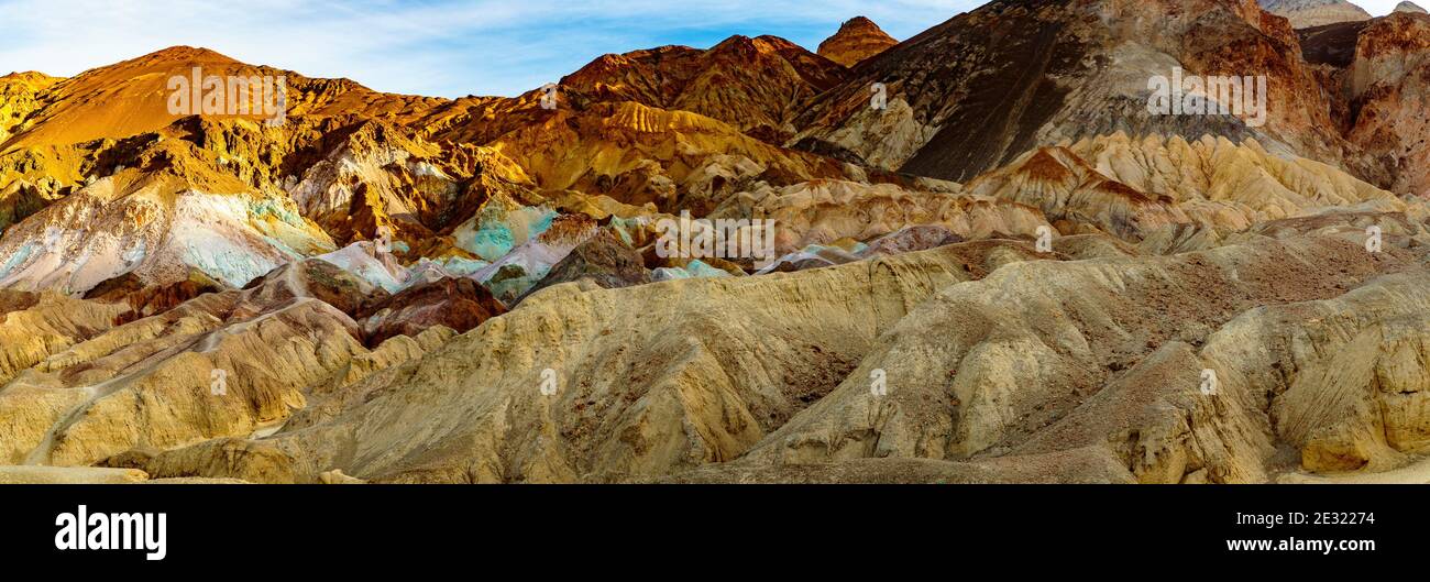 Death Valley, Californie, États-Unis - 17 décembre 2018 : lever du soleil à la formation rocheuse Artists Palette. Des couleurs vives et des formations minérales audacieuses créent le Banque D'Images