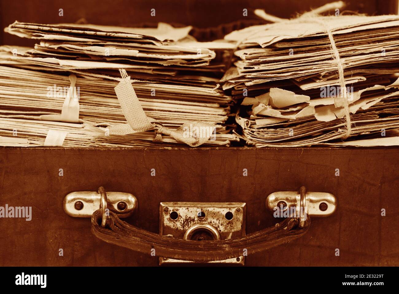 Un grand nombre de vieux documents et de courriers papier dans une valise vintage Banque D'Images