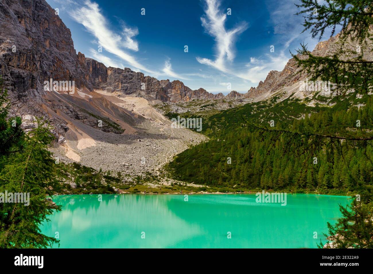 Vue sur le lac de Sorapis dans la montagne des Dolomites. Banque D'Images