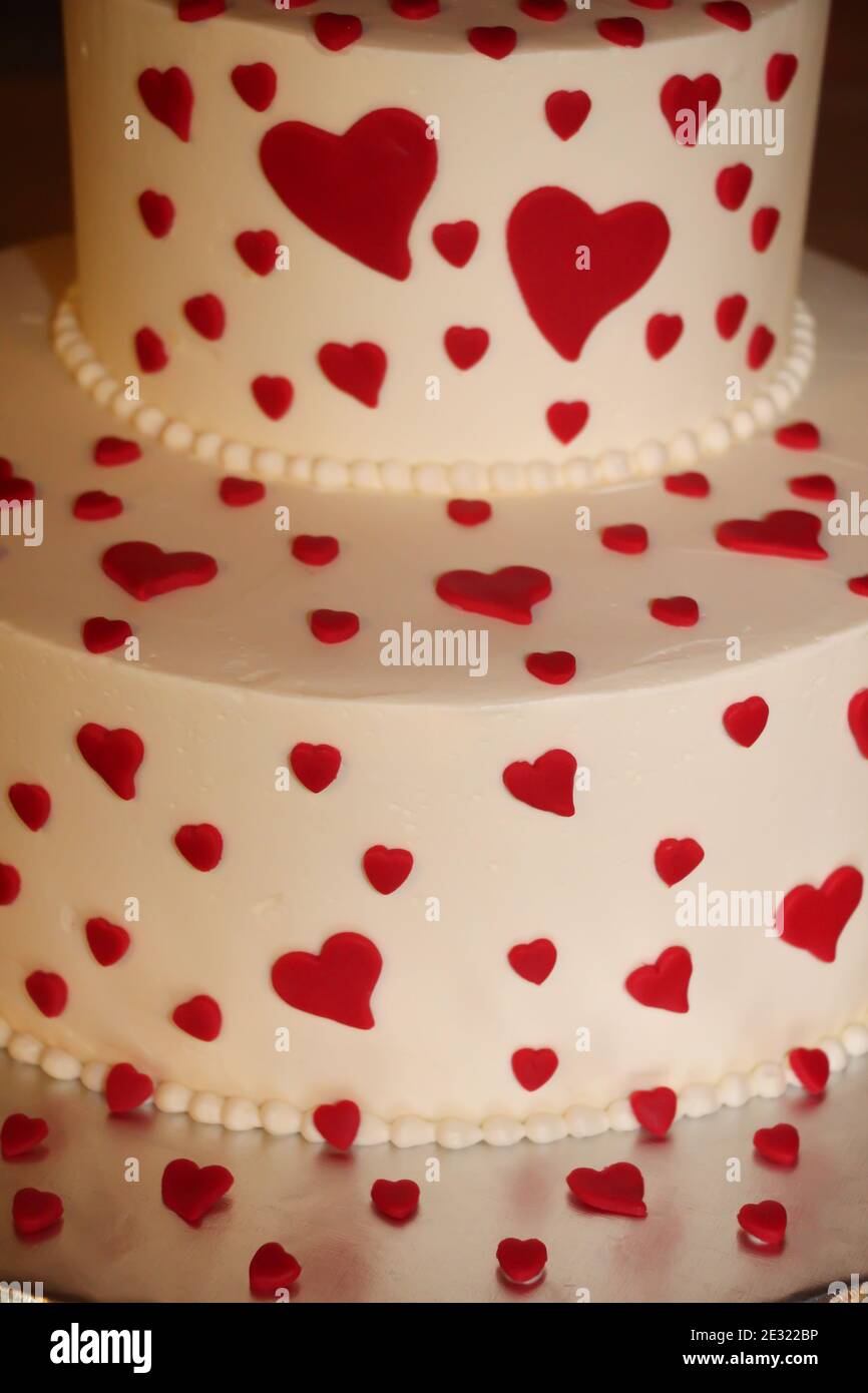 Belle Coeur Rouge De Saint Valentin Avec Fond Blanc Gateau Superpose Avec Contour De Cordon Blanc Photo Stock Alamy