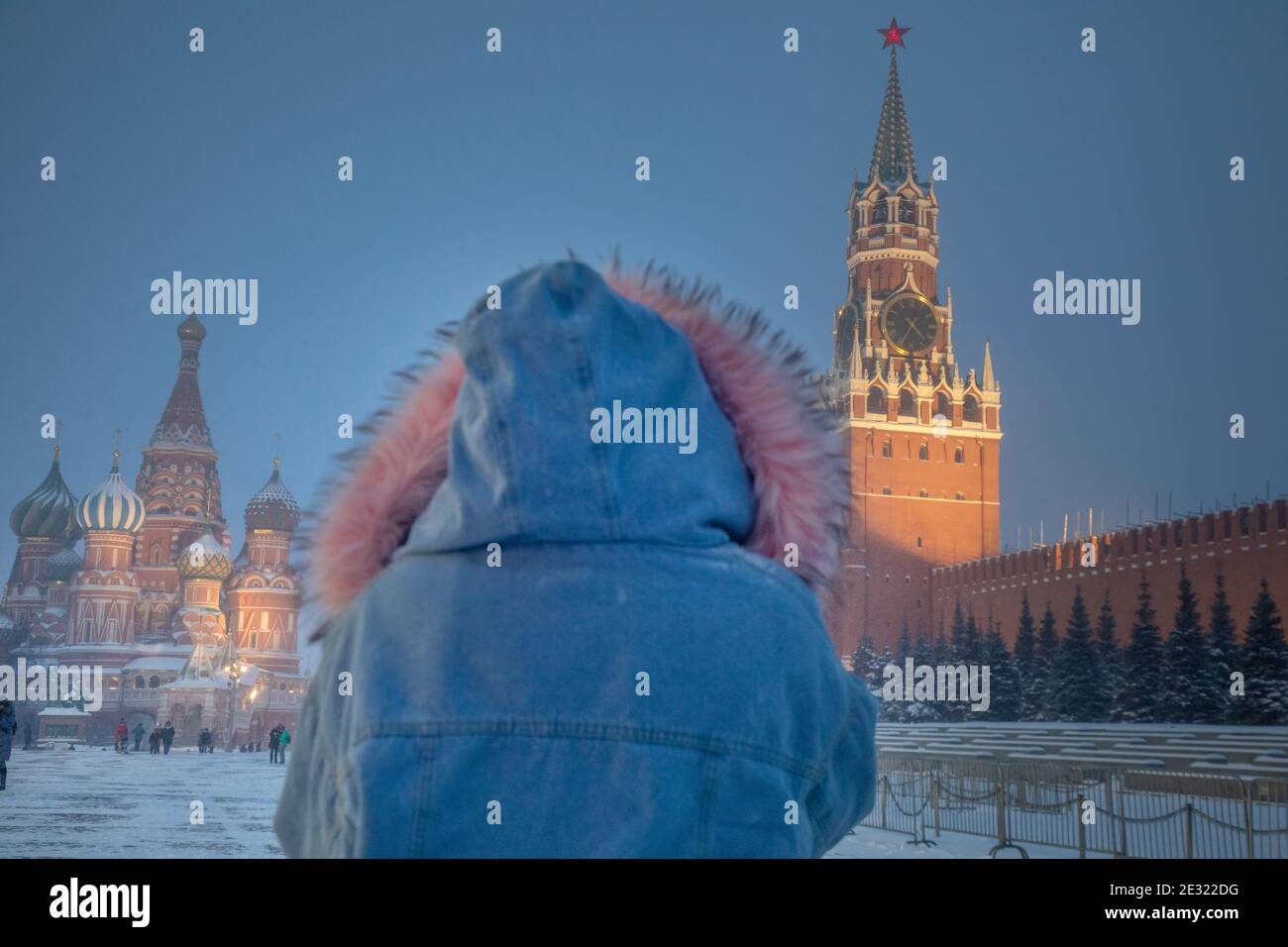 Moscou, Russie. 16 janvier, 2021 personnes marchent sur la place Rouge en arrière-plan de la tour Spasskaya du Kremlin de Moscou et de la cathédrale Saint-Basile pendant la chute de température à -15°C (5°F) et la chute de neige dans le centre de Moscou, Russie Banque D'Images