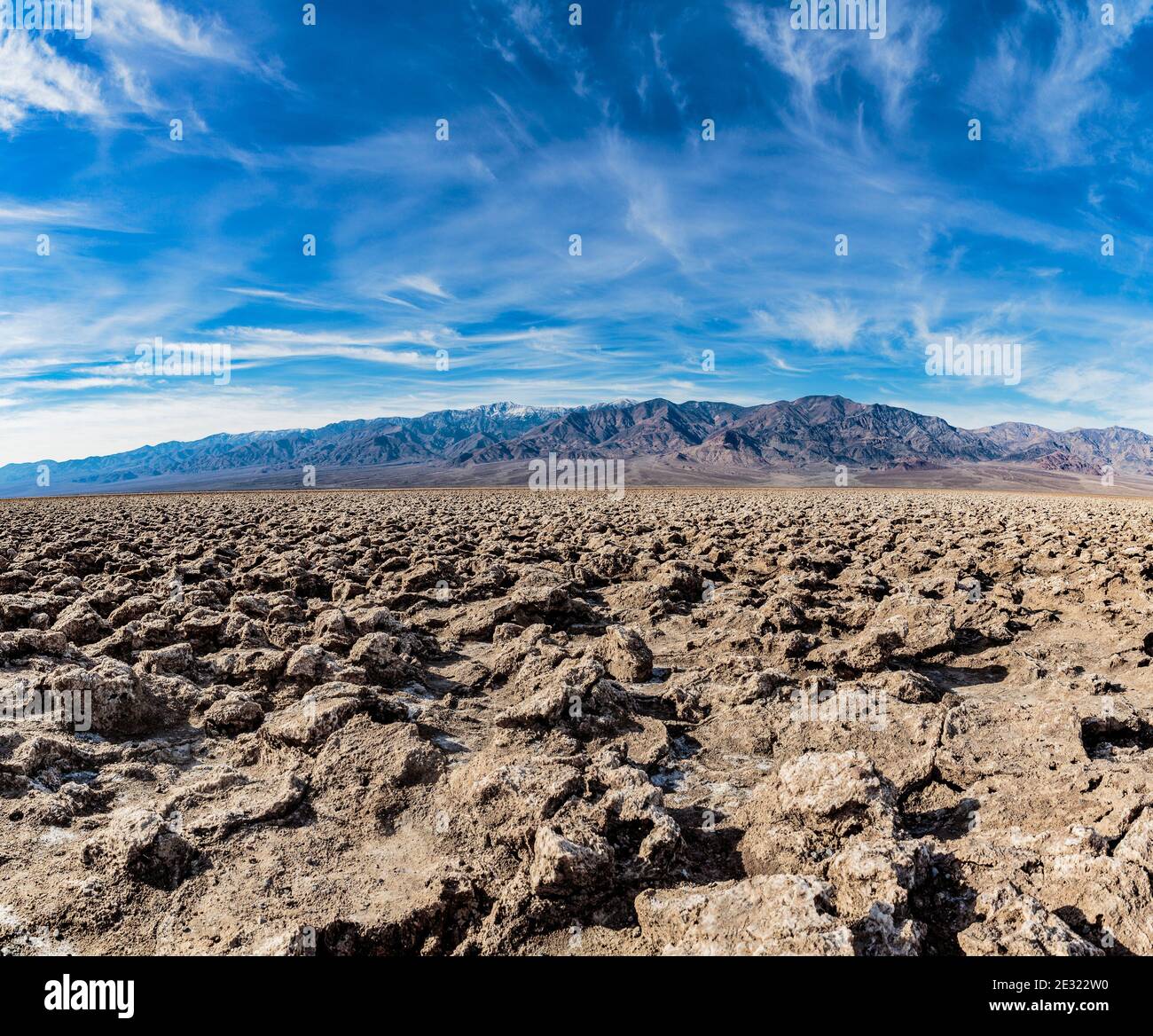 Death Valley, Californie, Etats-Unis: 17 décembre 2018: Vue panoramique sur le parcours de golf Devils, la chaîne de montagnes Panamint située dans la vallée de la mort Banque D'Images