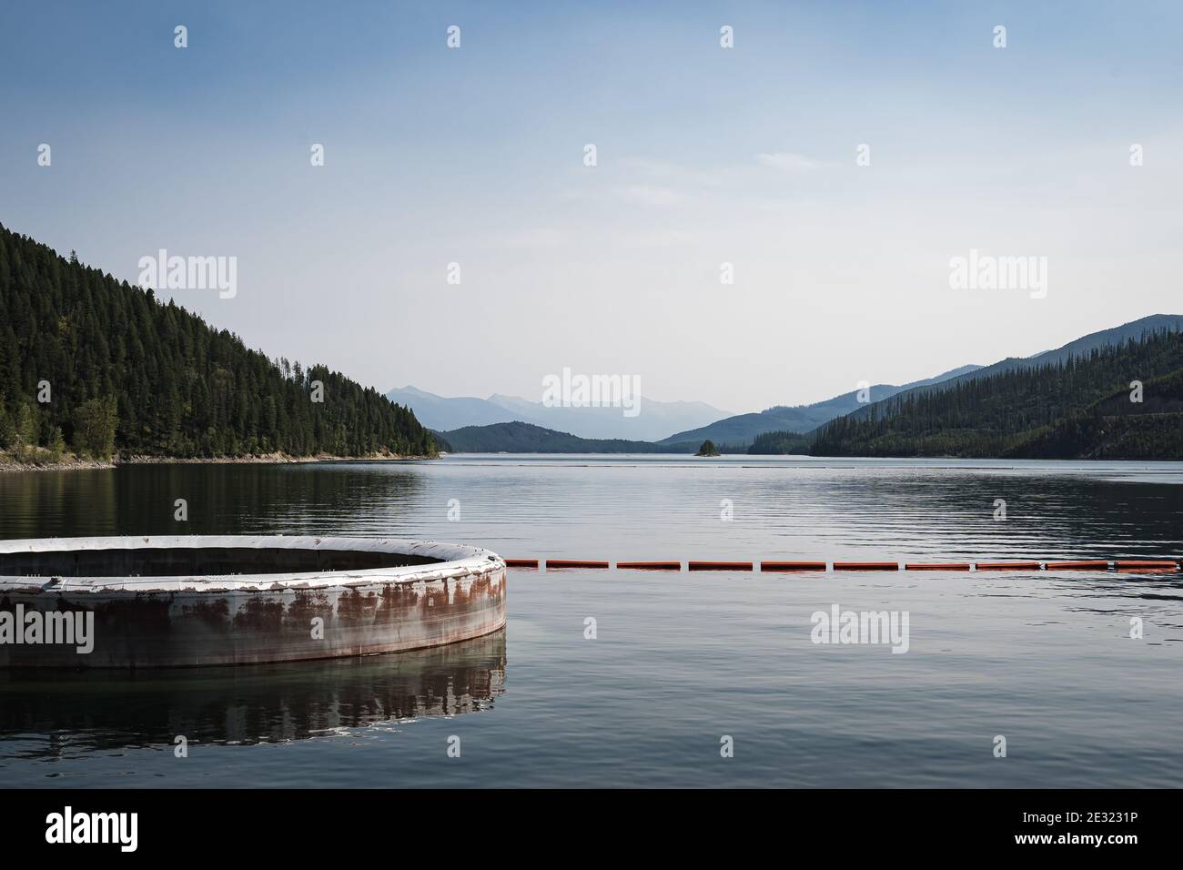 Hungry Horse Reservoir et l'entrée Morning Glory Spillway on Barrage Hungry Horse Banque D'Images
