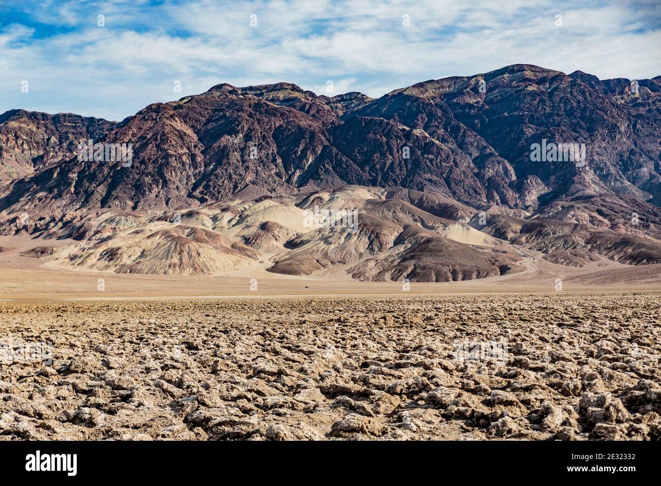Death Valley, Californie, Etats-Unis: 17 décembre 2018: Vue panoramique sur le parcours de golf Devils, la chaîne de montagnes Panamint située dans la vallée de la mort Banque D'Images