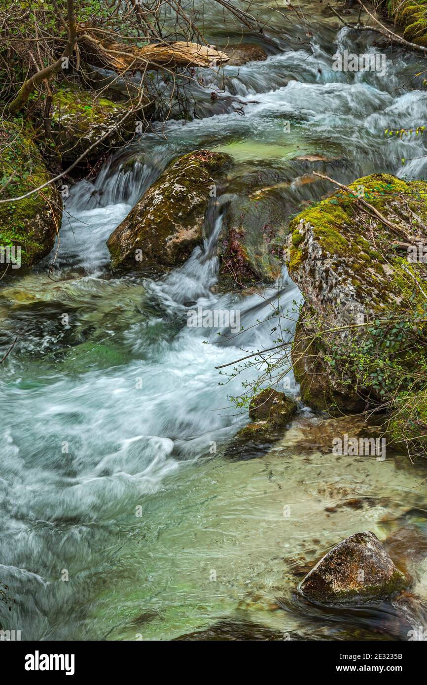 Chute d'eau et sauts de la rivière Orfento dans le parc national de Majella. Abruzzes, Parc national de la Majella, Italie, Europe Banque D'Images