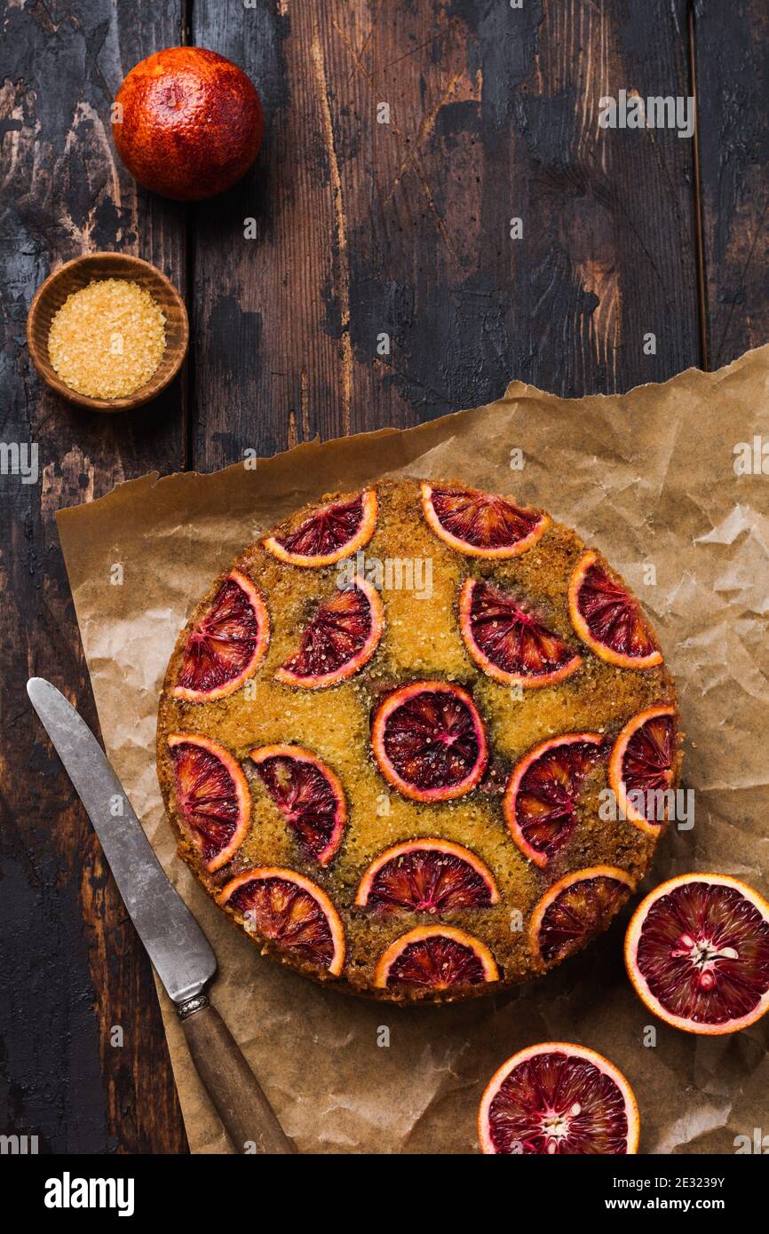 Gâteau d'orange de sang renversé sur fond de vieux béton foncé. Stile rustique. Mise au point sélective Banque D'Images