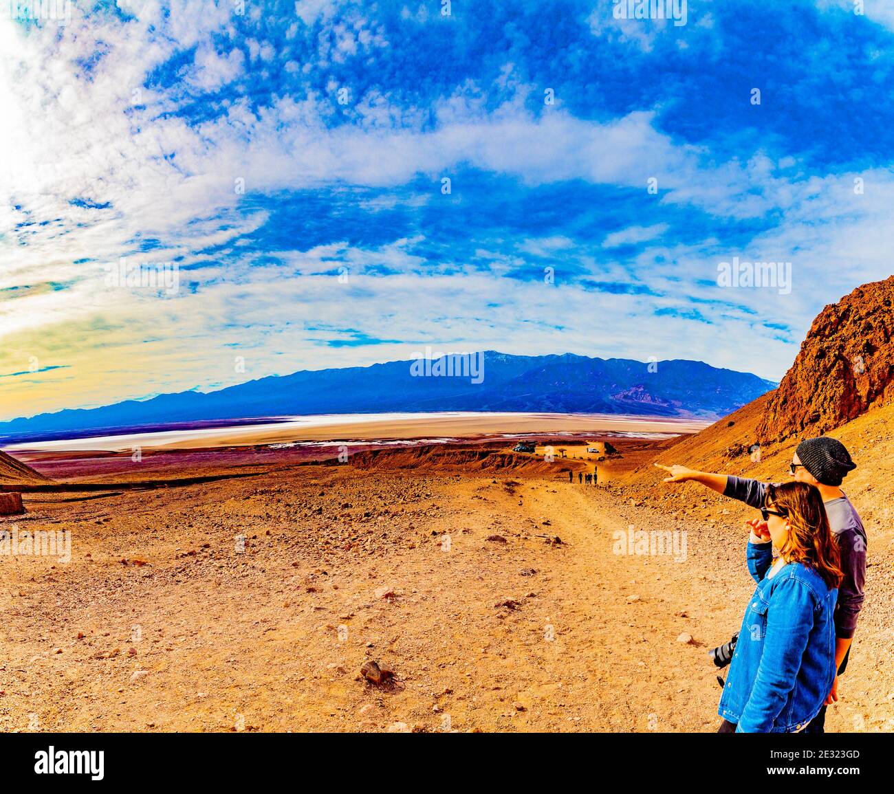 Death Valley, Californie, États-Unis - 17 décembre 2018 : Panorama des appartements de sel de Badlands et de la chaîne de Panamint en arrière-plan situé dans la vallée de la mort N Banque D'Images