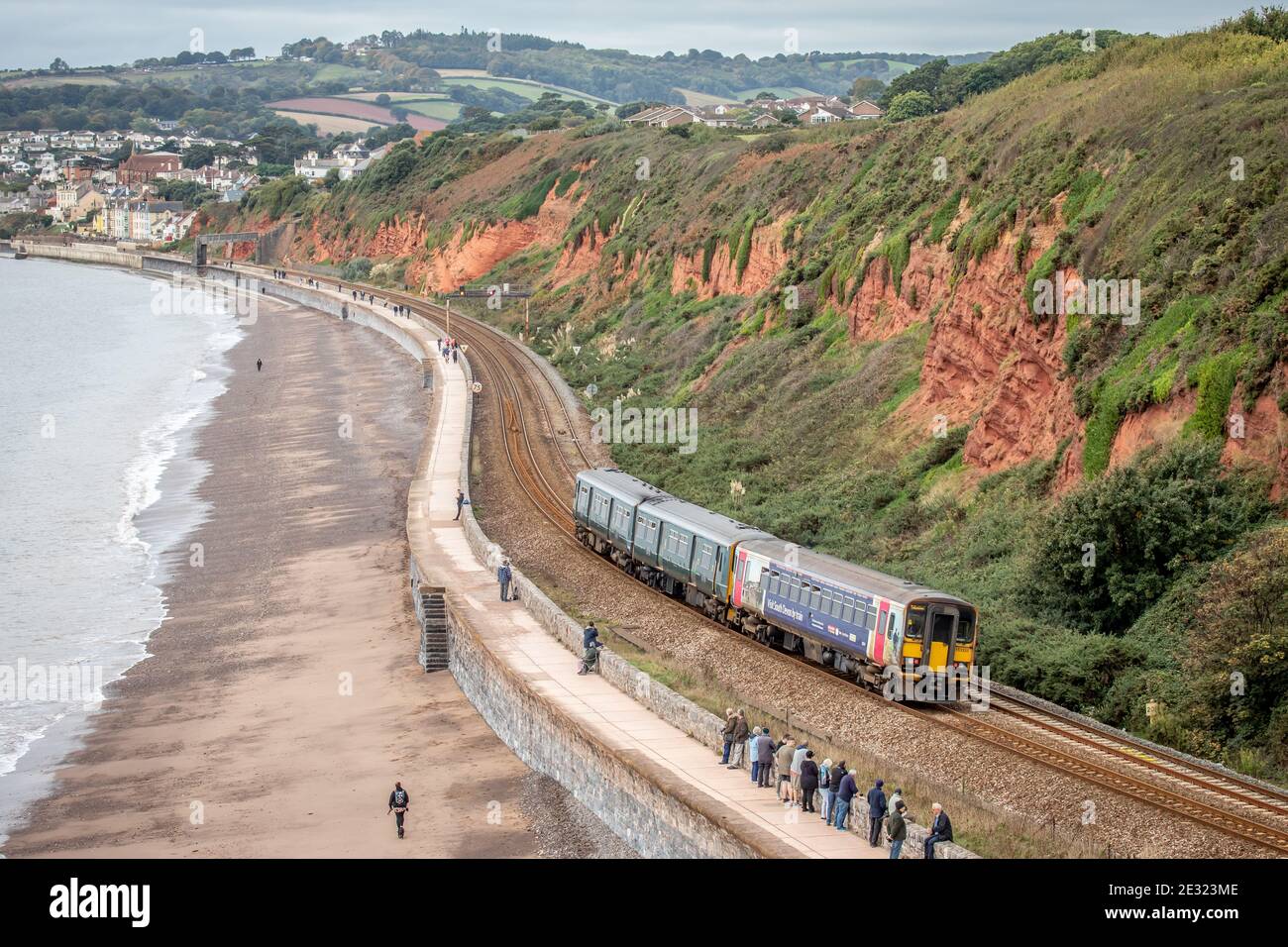 Premier Great Western Class 153 No. 153333 et un passage non identifié de classe 150 passent Dawlish, Devon Banque D'Images